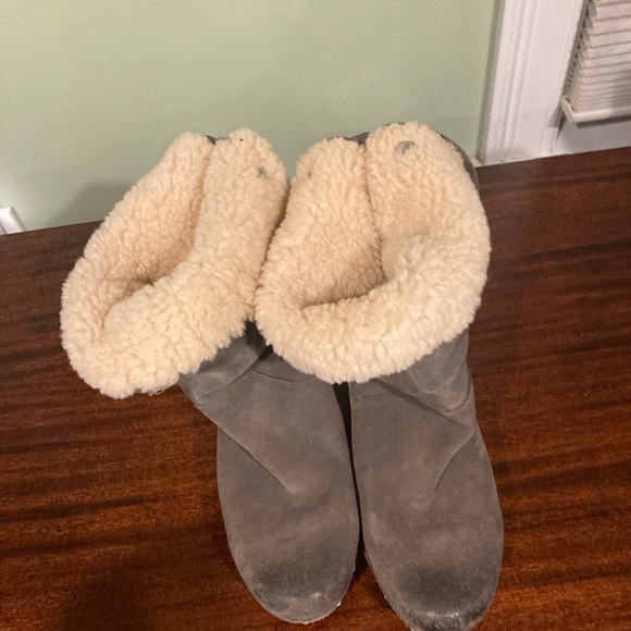 Gray ugg boots size 9. Clog style. Fur lined in great shape. - Picture 2 of 7